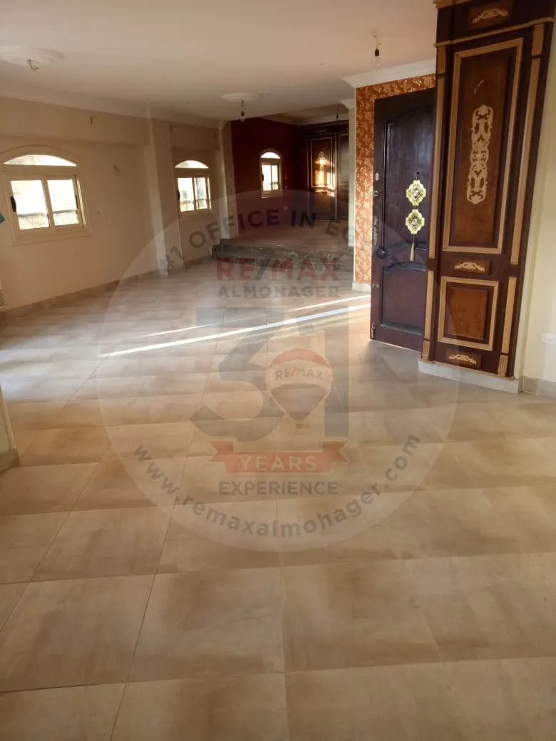 شقة للبيع في الشيخ زايد 240م