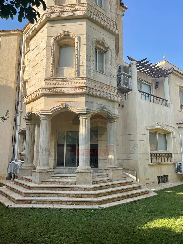 فيلا للايجار فى كمبوند قطامية ريزدنس