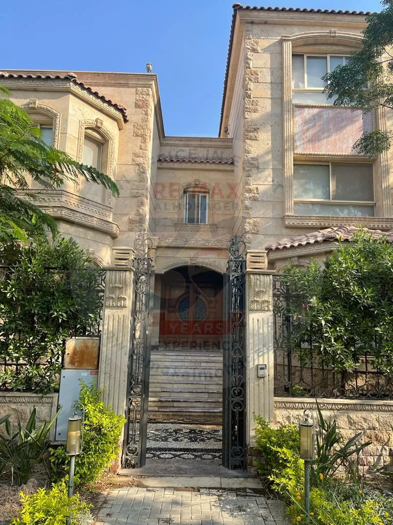 فيلا للايجار فى كمبوند قطامية ريزدنس