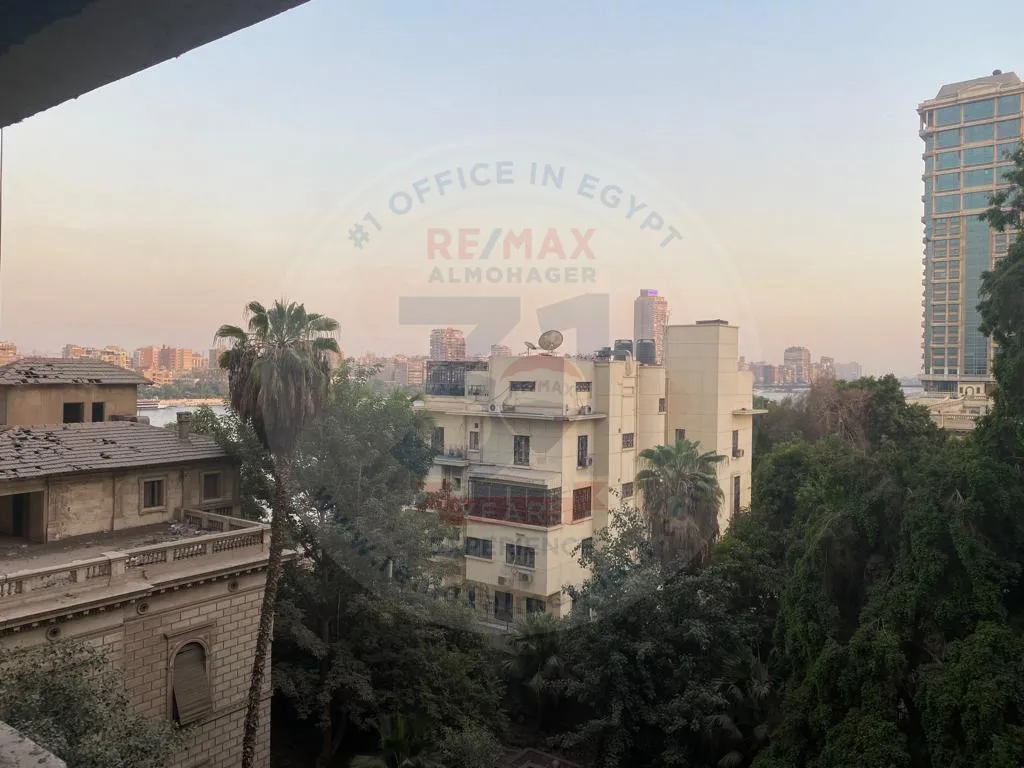 Apartment for sale in Giza, in a prime location on the Nile Corniche, 250 meters