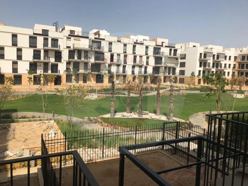 شقة للايجار في كمبوند كورت يارد - بيفرلي هيلز الشيخ زايد ، المساحة 223 متر مربع و تشطيب كامل سوبر لوكس