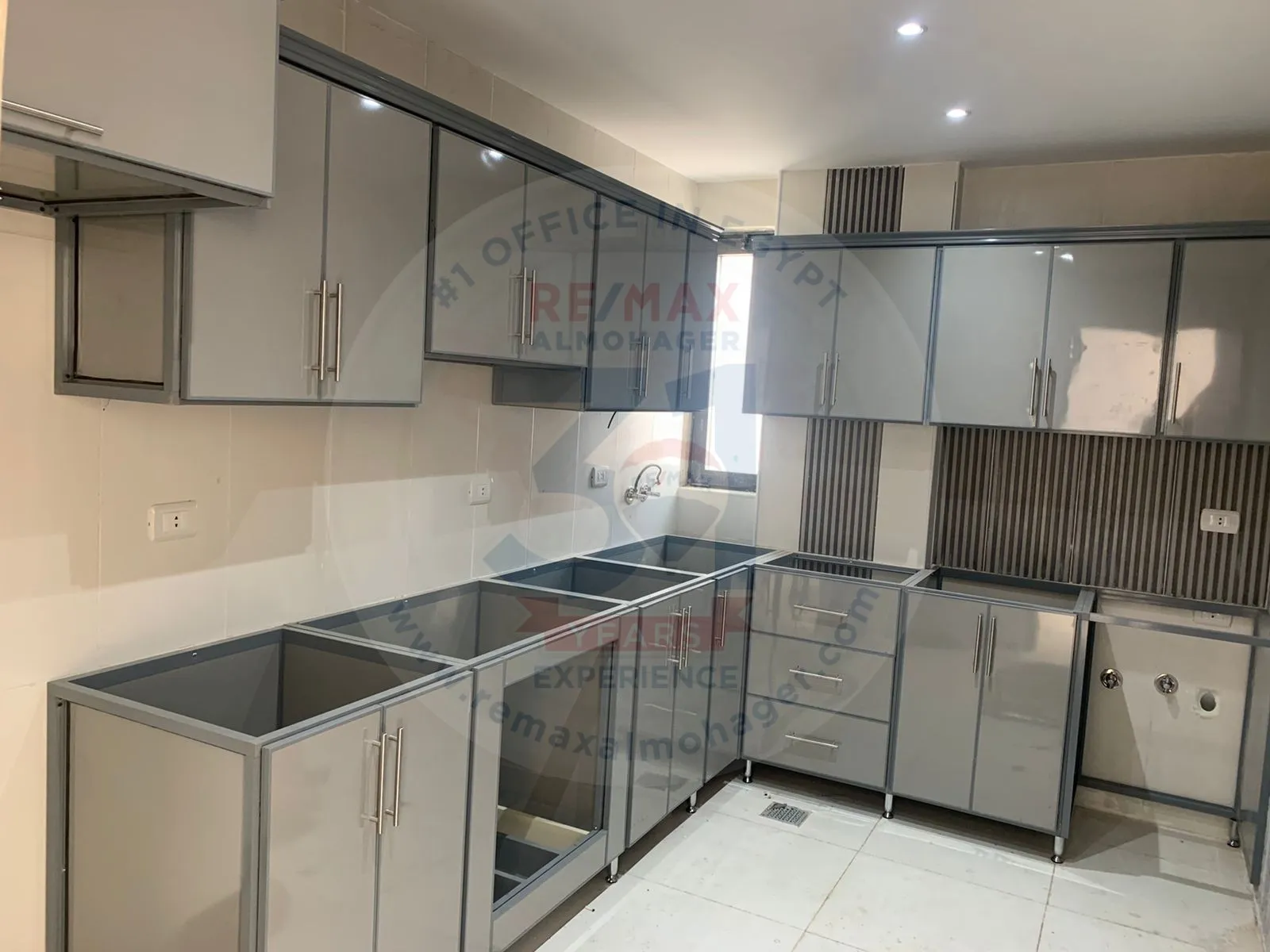 بنتهاوس للايجار في كمبوند ليك فيو ريزيدنس القاهره الجديده