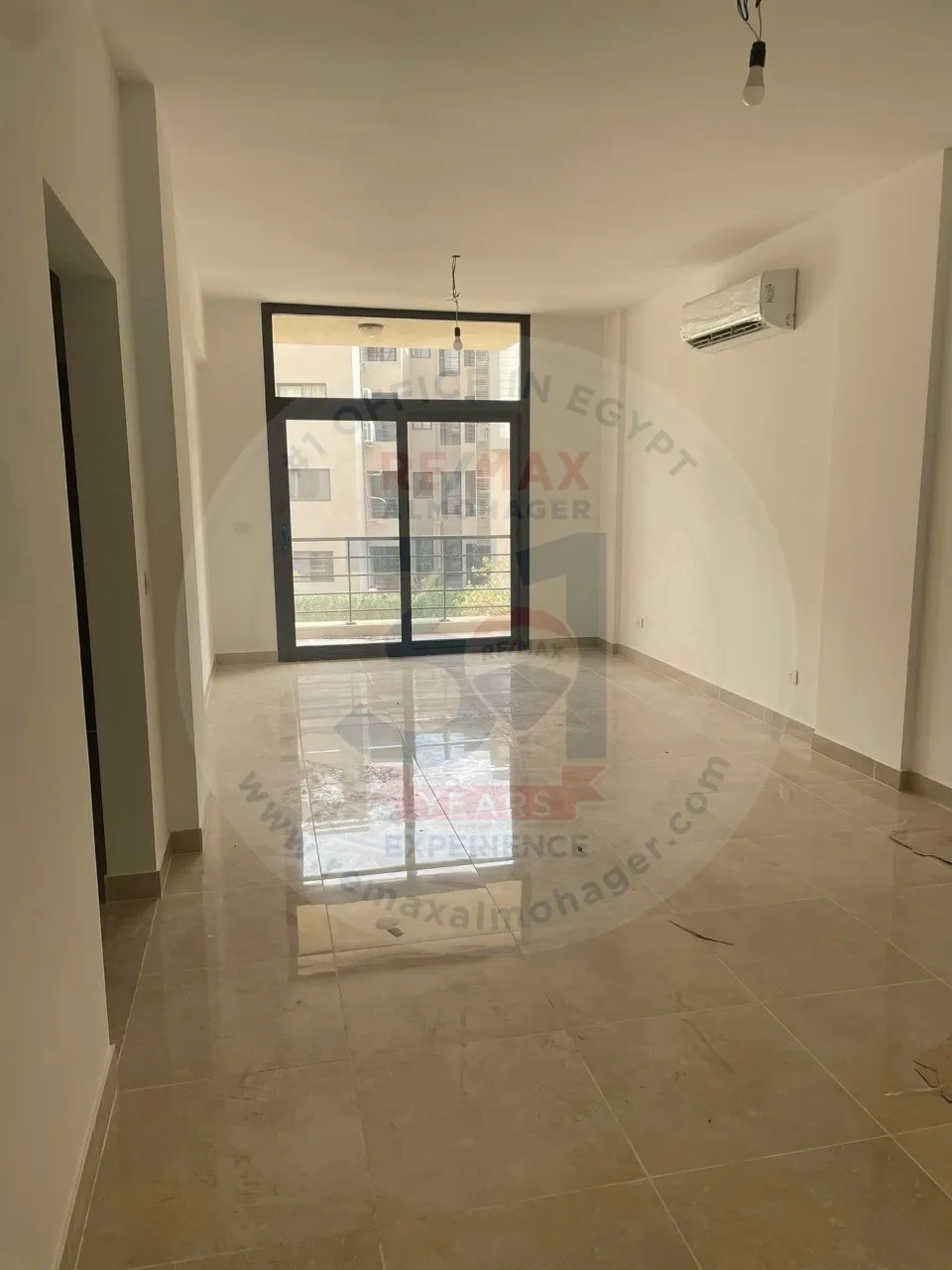 شقه للايجار داخل فيفث سكوير