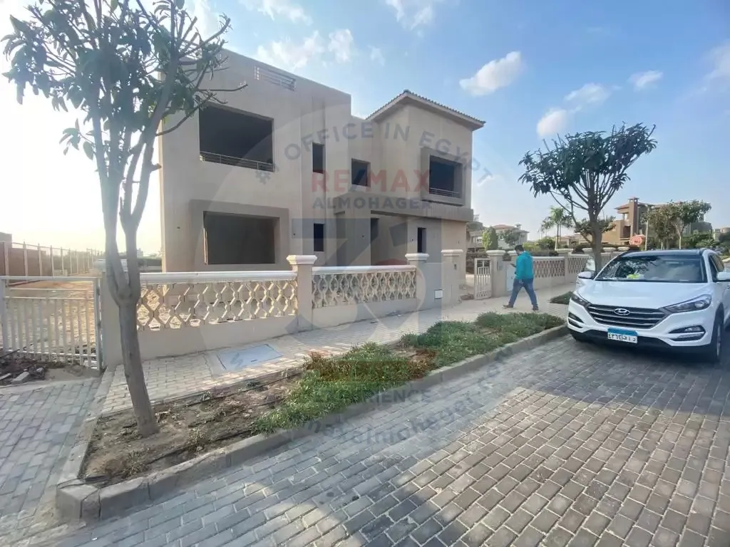 فيلا كورنر للبيع في بالم هيلز يقع بالم هيلز الجولف