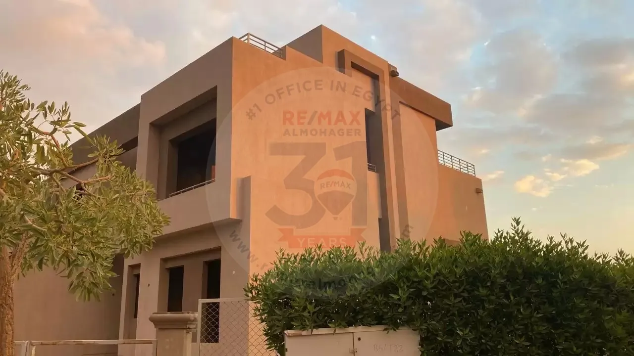 فيلا  كورنر مستقلة للبيع بالم هيلز جولف اكستنشن