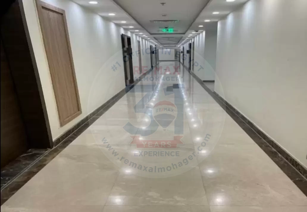 مكتب يطل علي التسعين الشمالي