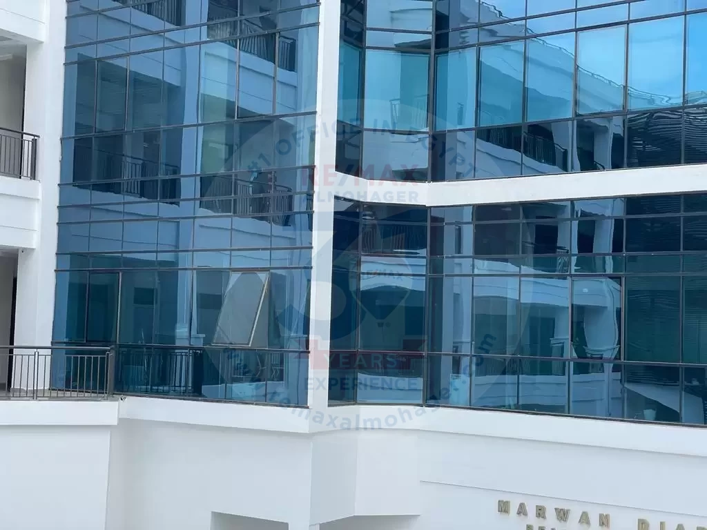 للايجار فى التجمع تجارى نصف تشطيب