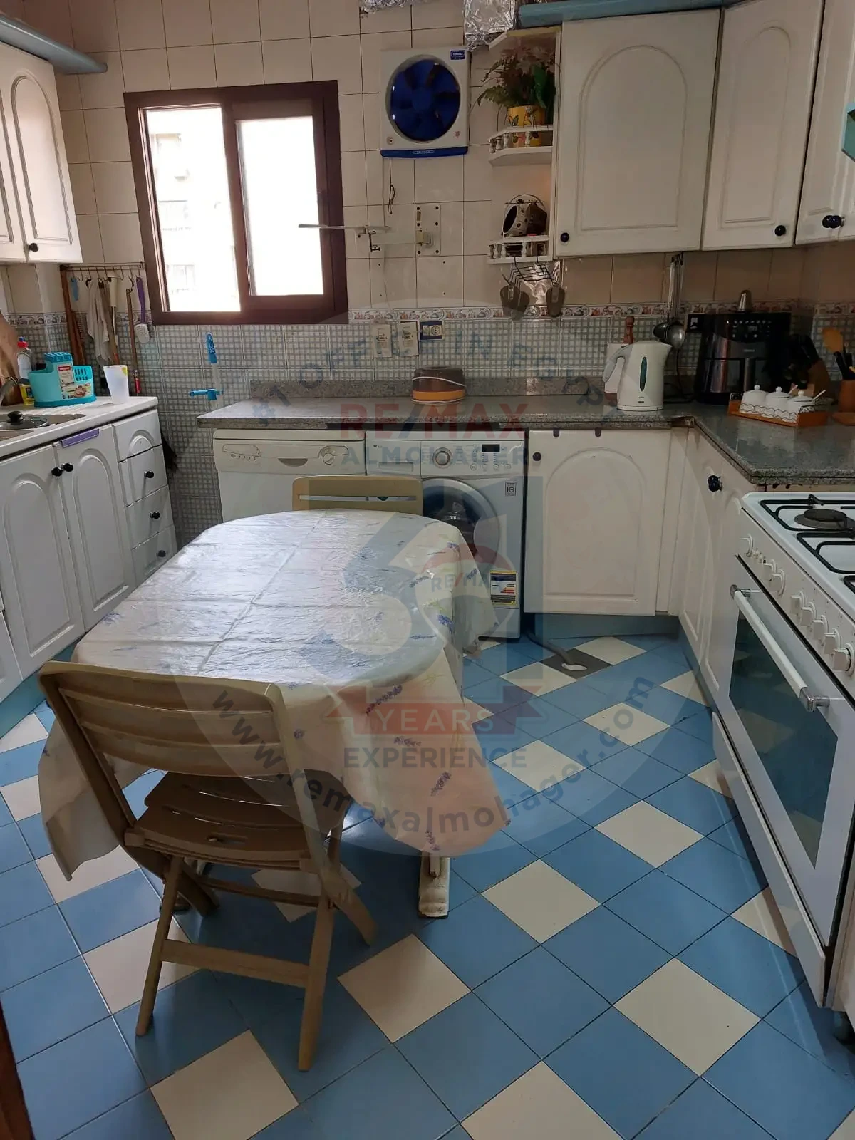 Building for sale suitable for residential and administrative