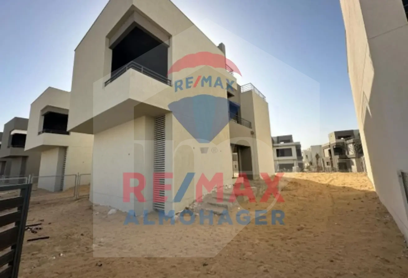 Three Independent Neighboring Villas - The Crown Palm Hills 6th of October for Sale (Flexible Purchase Options)