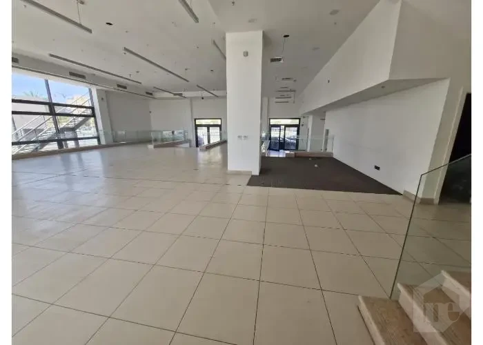 مبنى إداري على شارع رئيسي للبيع الشيخ زايد