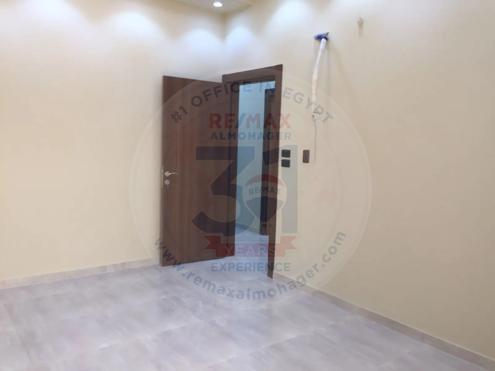 Fully finished administrative headquarters for sale near Teseen Street