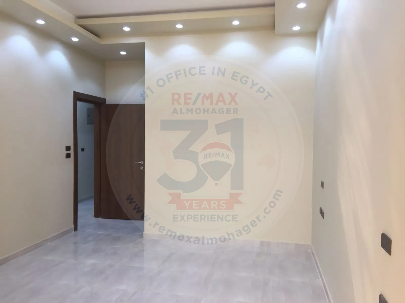 Administrative headquarters in the first floor for sale near Teseen Street