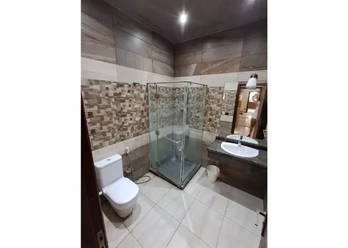 شقه للايجار بالمطبخ والتكيفات