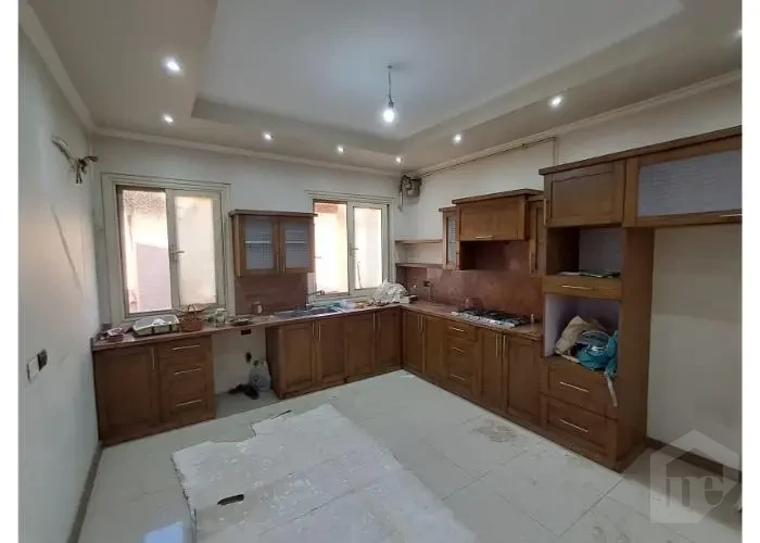 شقه للأيجار في التجمع الخامس بالمطبخ والتكيفات