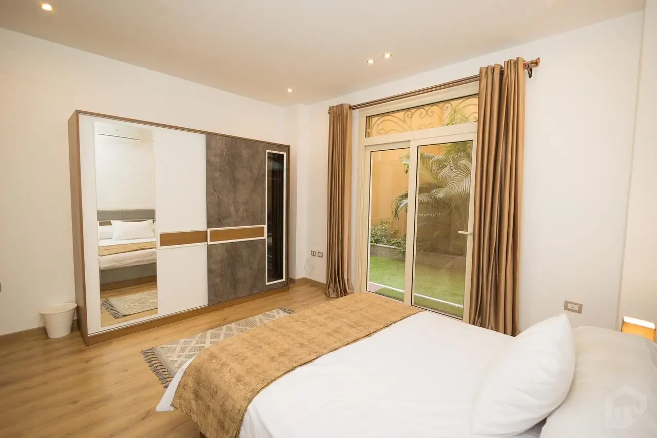 • شقة أرضي مع حديقة خاصة – البنفسج 7