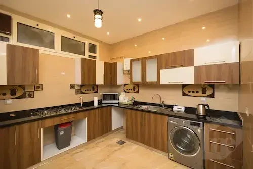 • شقة أرضي مع حديقة خاصة – البنفسج 7