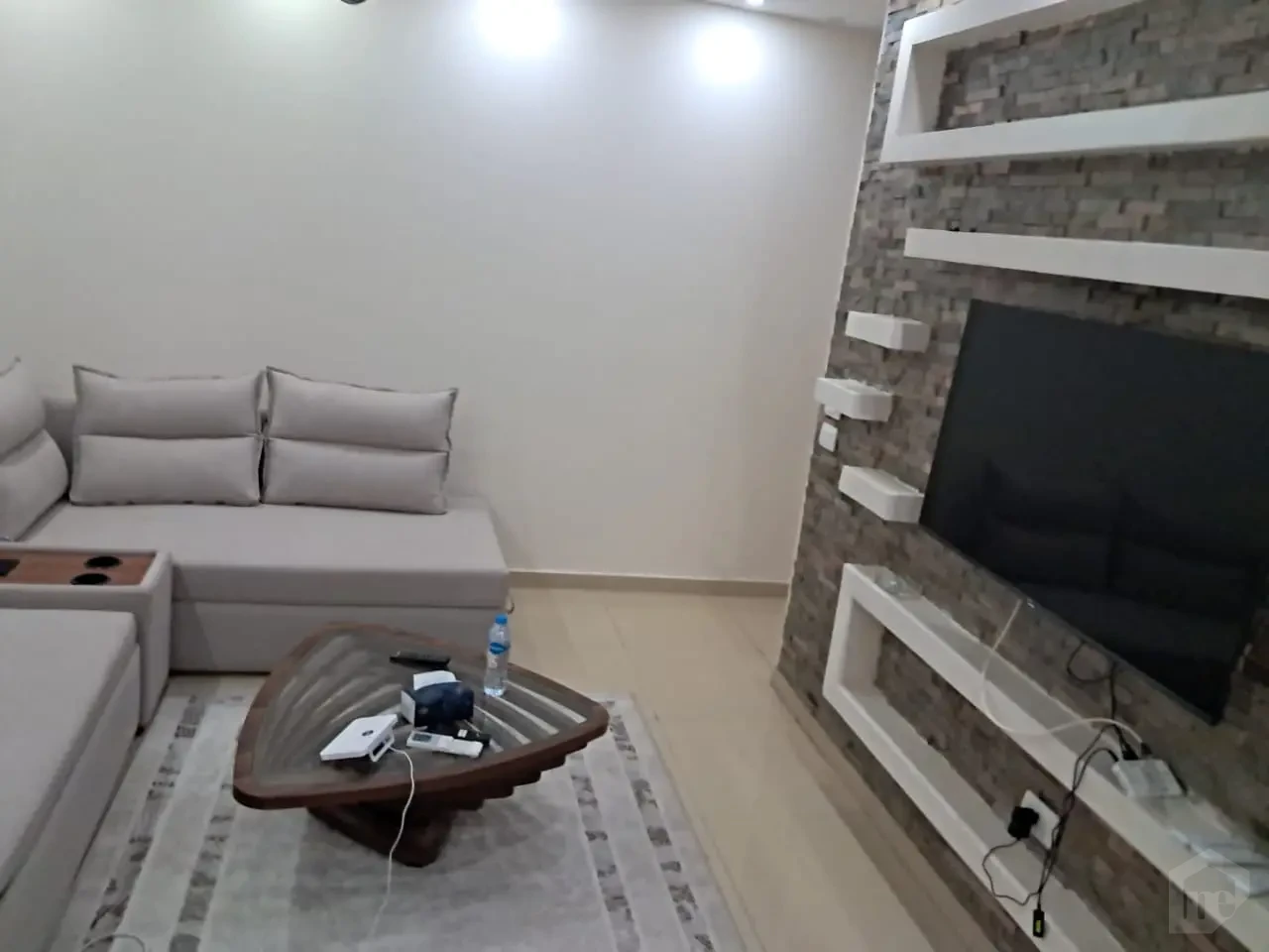 شقة للإيجار في كمبوند ميدتاون – إطلالة هادئة على حمام السباحة