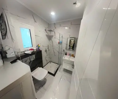 شقة للإيجار كاملة التشطيب بالمطبخ والتكييفات في ماونتن فيو هايد بارك