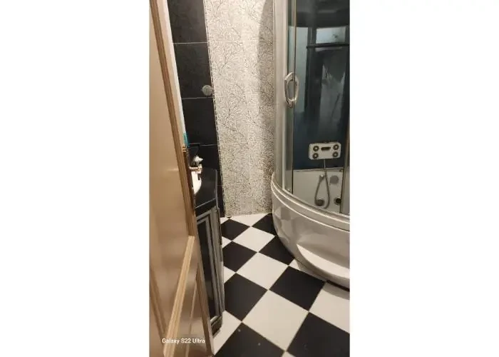 شقه للأيجار بالمطبخ والتكيفات