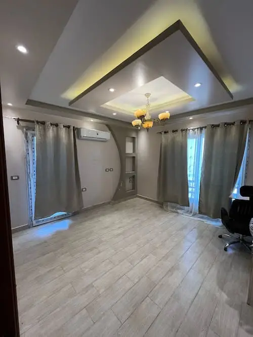 شقة 3 غرف شبه مفروشة للإيجار في ذا سكوير