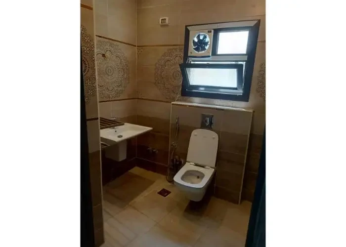 شقه للأيجار بالمطبخ والتكيفات في غرب الجولف