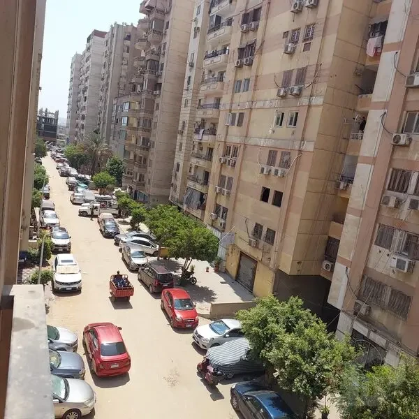 شقة للبيع  قريبة من محطة هشام بركات