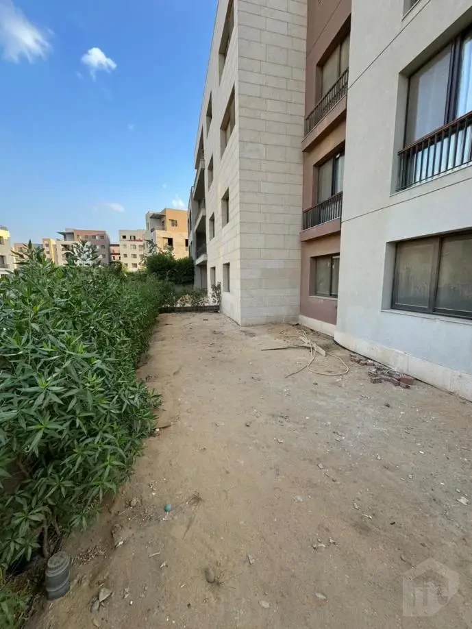 شقة للبيع في ديستريكت 5 بحديقة