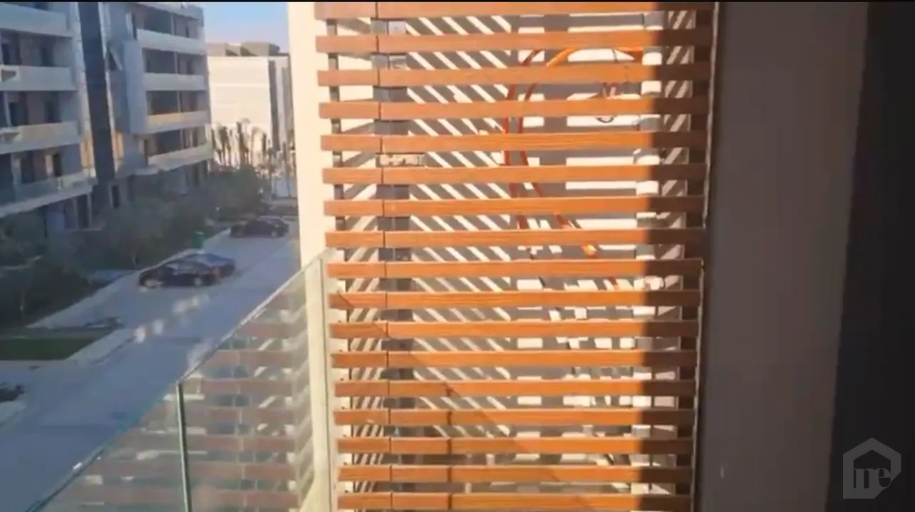 شقة للبيع في كمبوند الباتيو أورا – تشطيب سوبر لوكس وإطلالة خضراء