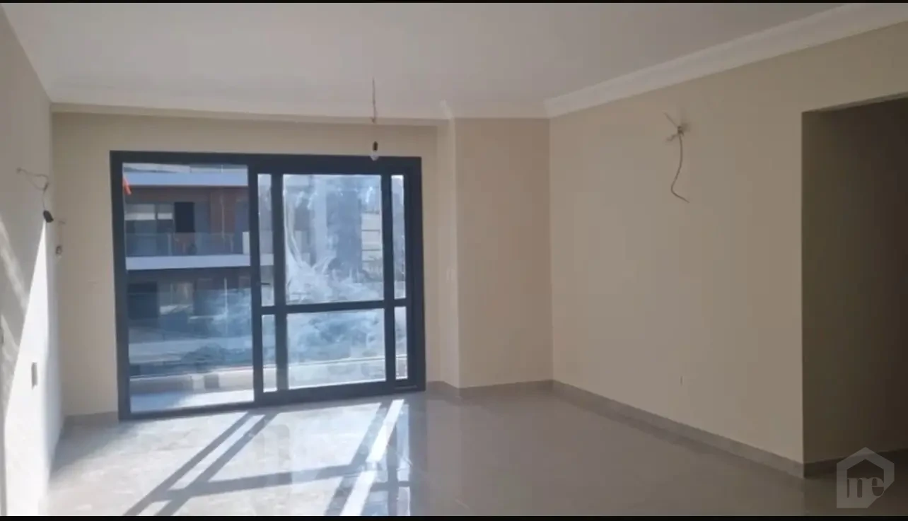 شقة للبيع في كمبوند الباتيو أورا تشطيب سوبر لوكس