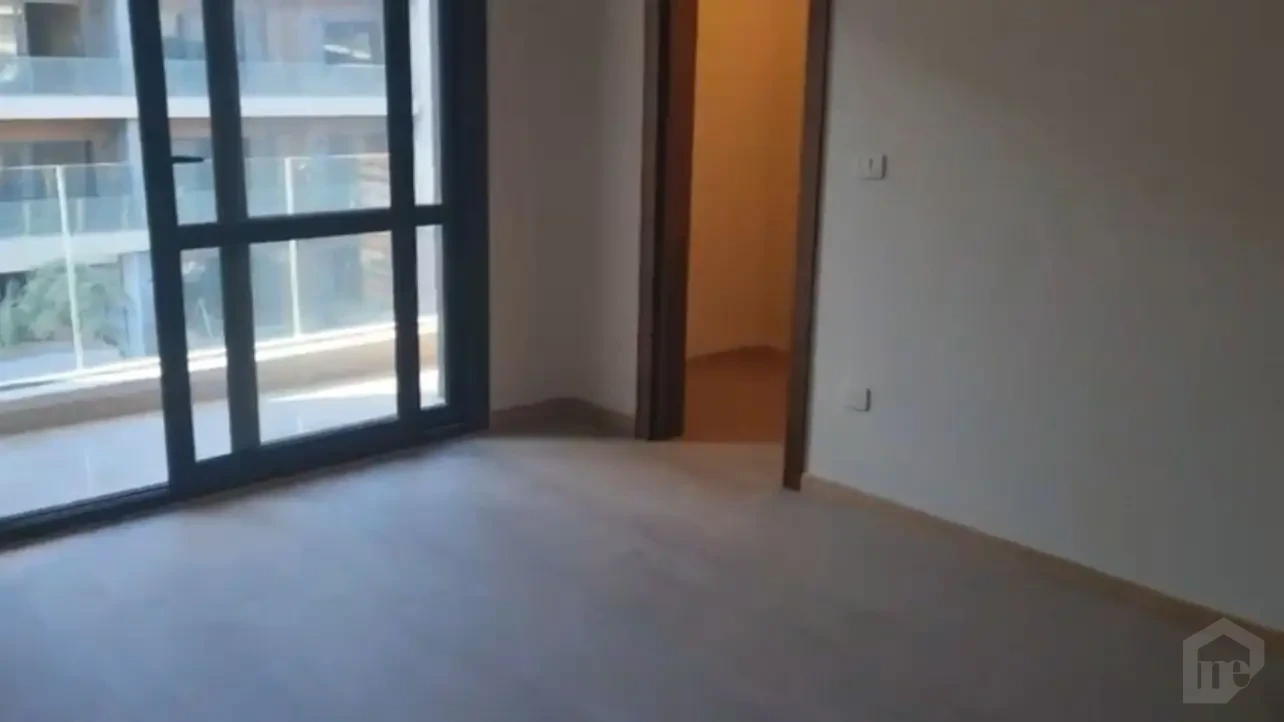 شقة للبيع في كمبوند الباتيو أورا – تشطيب سوبر لوكس وإطلالة خضراء