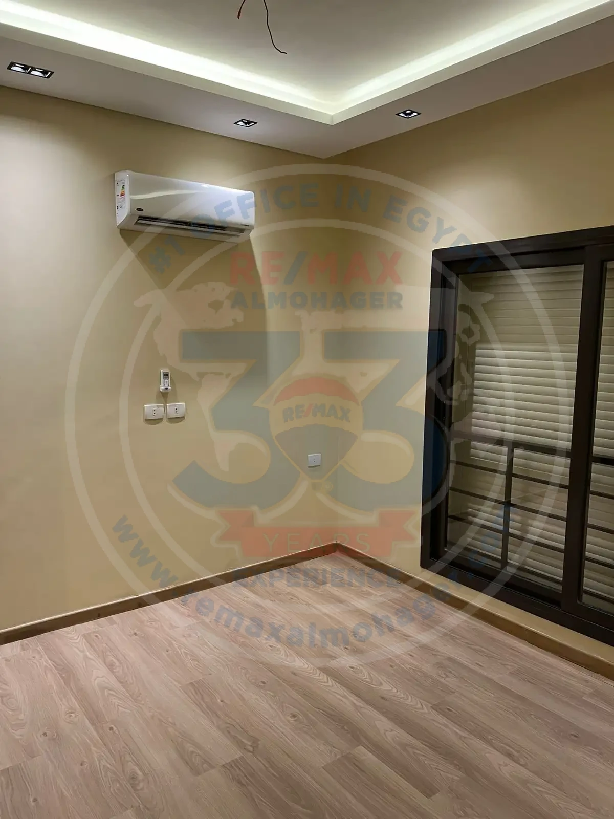 شقة دور ارضي 250م للبيع فى التجمع الخامس فى كمبوند فيفث سكوير