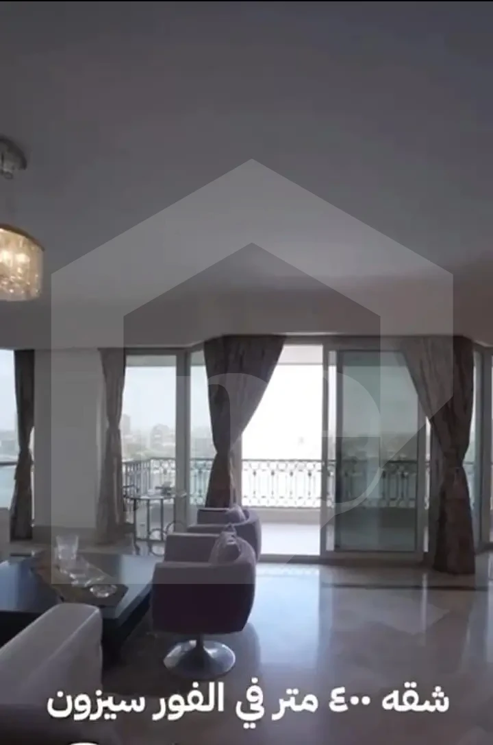 شقه للبيع  تطل علي النيل والاهرمات وحمامات سباحه بموقع متميز جدا لافور سيزون