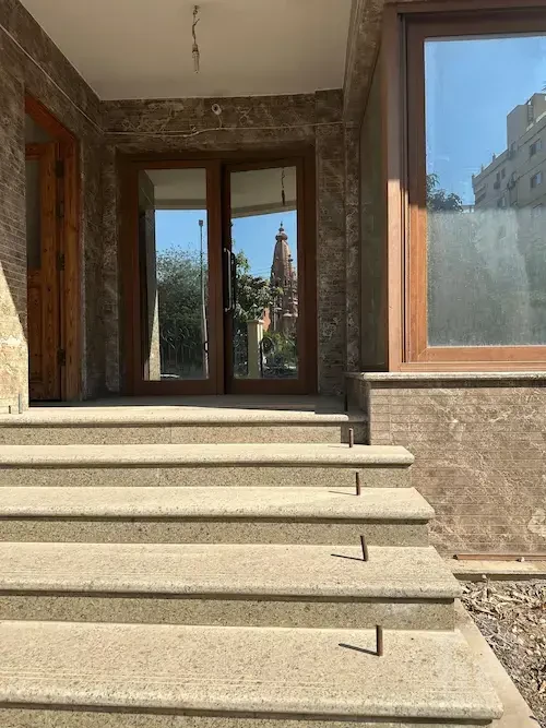 شقة واسعة نصف تشطيب للبيع في البارون 1 – مصر الجديدة