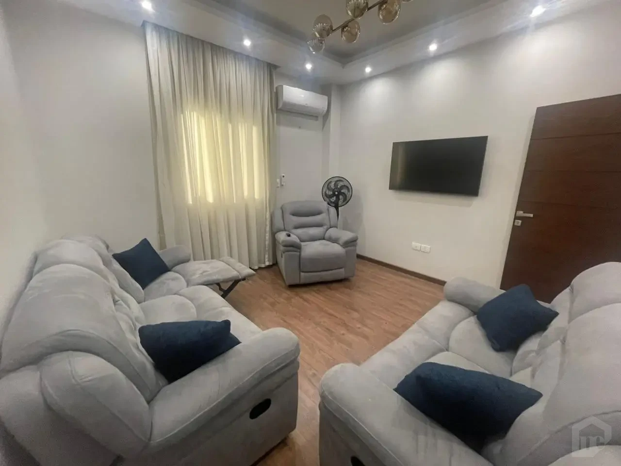 فرصة مميزة – شقة فاخرة بجوار الجامعة الأمريكية ونادي بلاتينيوم