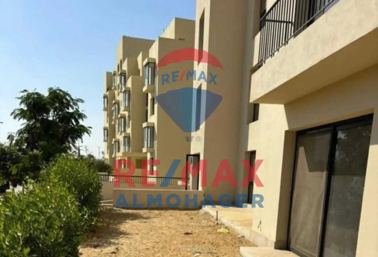 Bright Apartment with Green View – O West October