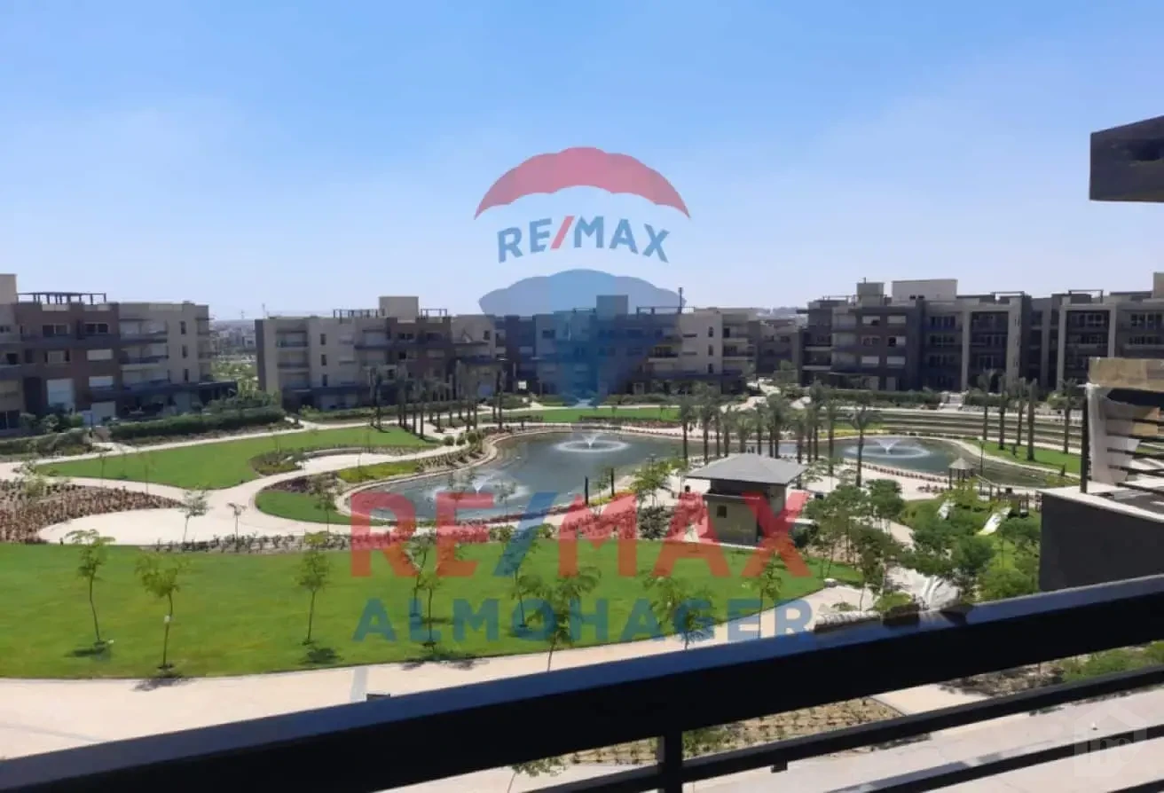 Stunning Apartment with Panoramic Lake & Garden View