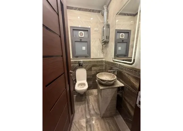 شقه للأيجار في المطبخ وتكيفات