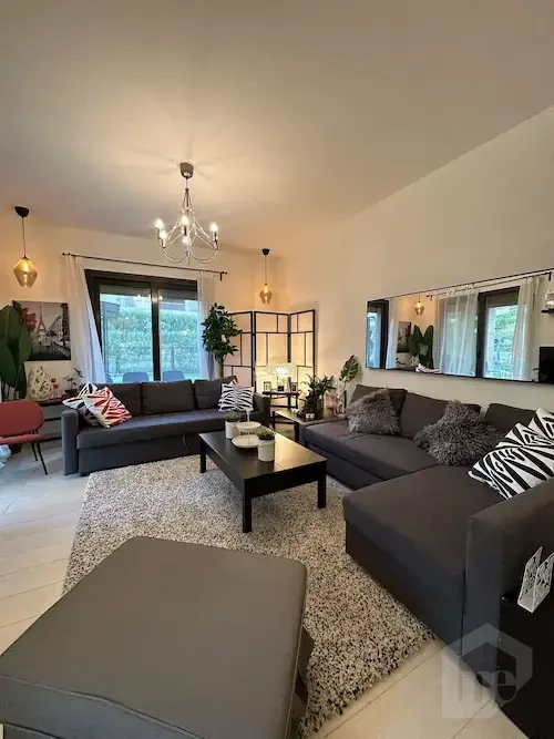 شقة أرضي بحديقة للبيع في ديستريكت 5 – استلام فوري