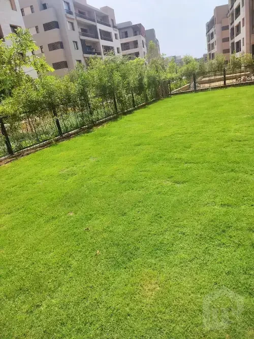 شقة أرضي بحديقة للبيع في ديستريكت 5 – استلام فوري