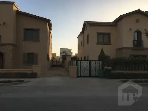 للبيع توين هاوس مميز في كمبوند ميفيدا