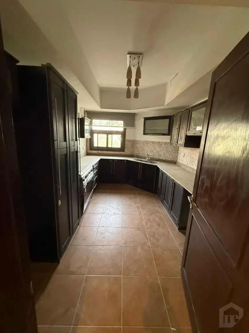 شقة بحديقة خاصة للايجار في ميفيدا