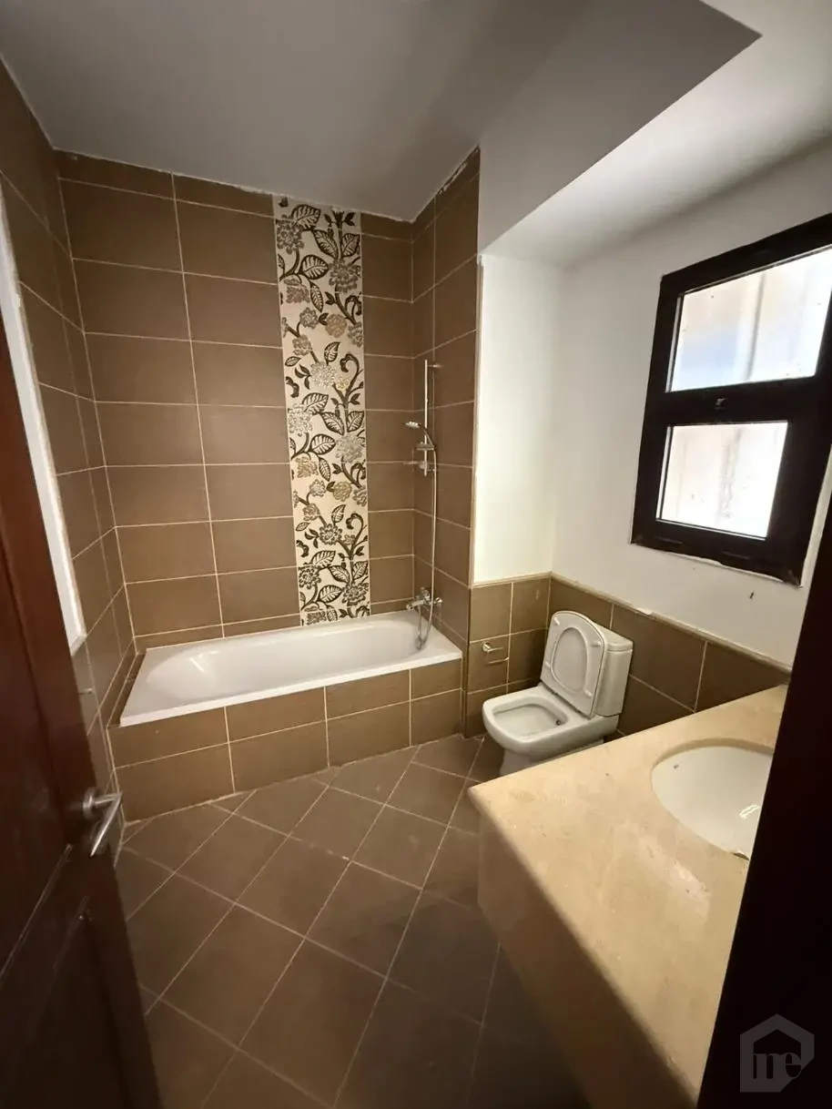 شقة للايجار بحدقة خاصة