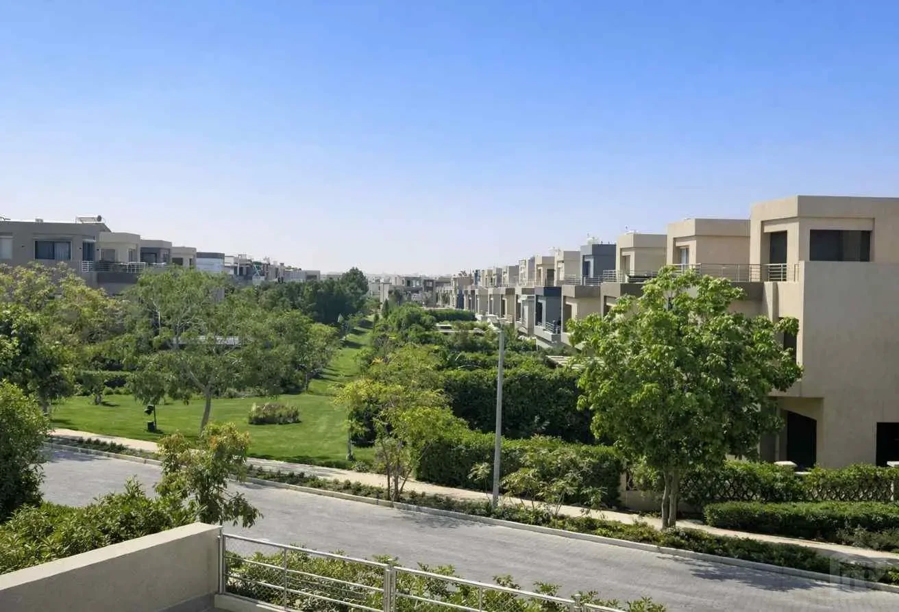 إطلالة على المساحات الخضراء والممرات الداخلية