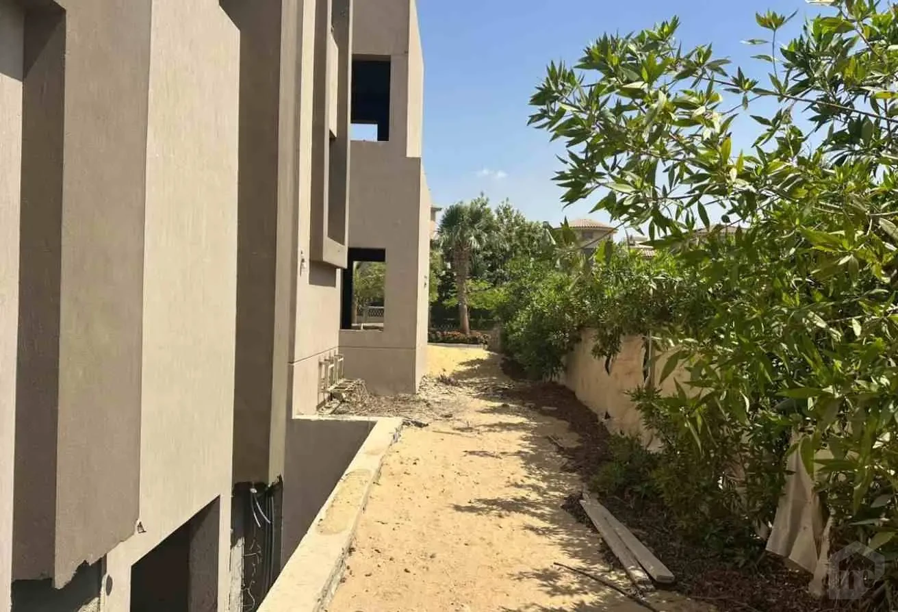 الممر الجانبي والحديقة