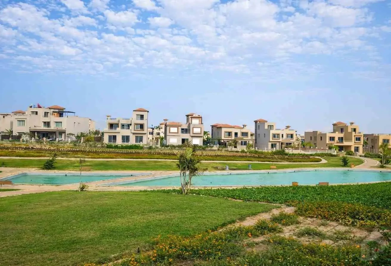 إطلالة بانورامية من التراس على المساحات الخضراء والبحيرة الصناعية