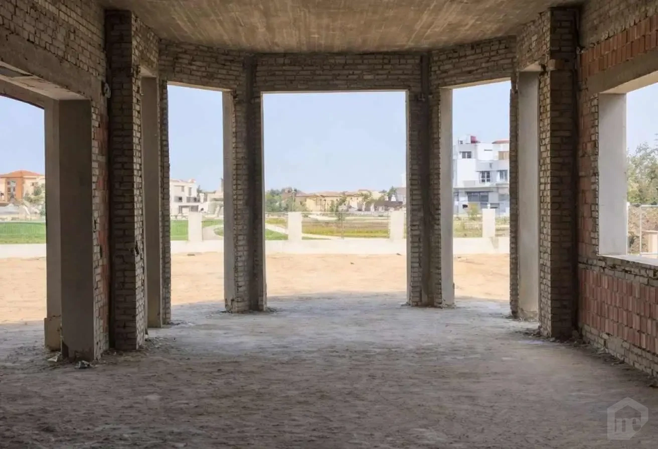 الواجهة الأمامية للفيلا مع السور والبوابة الخارجية