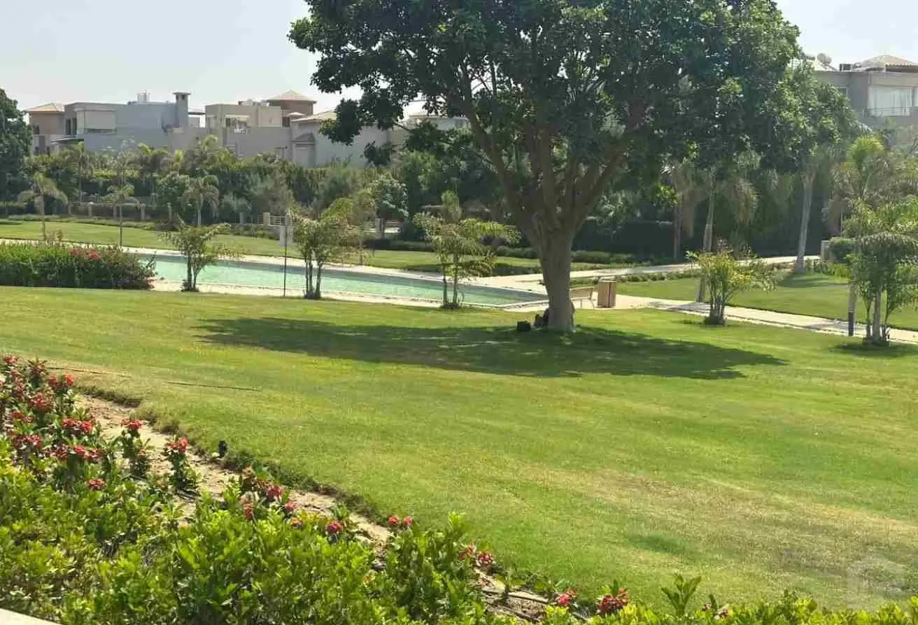 منظر داخلي واسع للوحدة تحت الإنشاء يظهر تقسيم الغرف