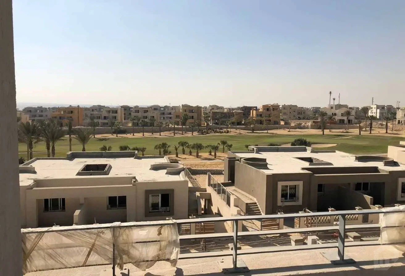منظر خلفي لوحدات سكنية تحت الإنشاء مطلة على ملعب جولف