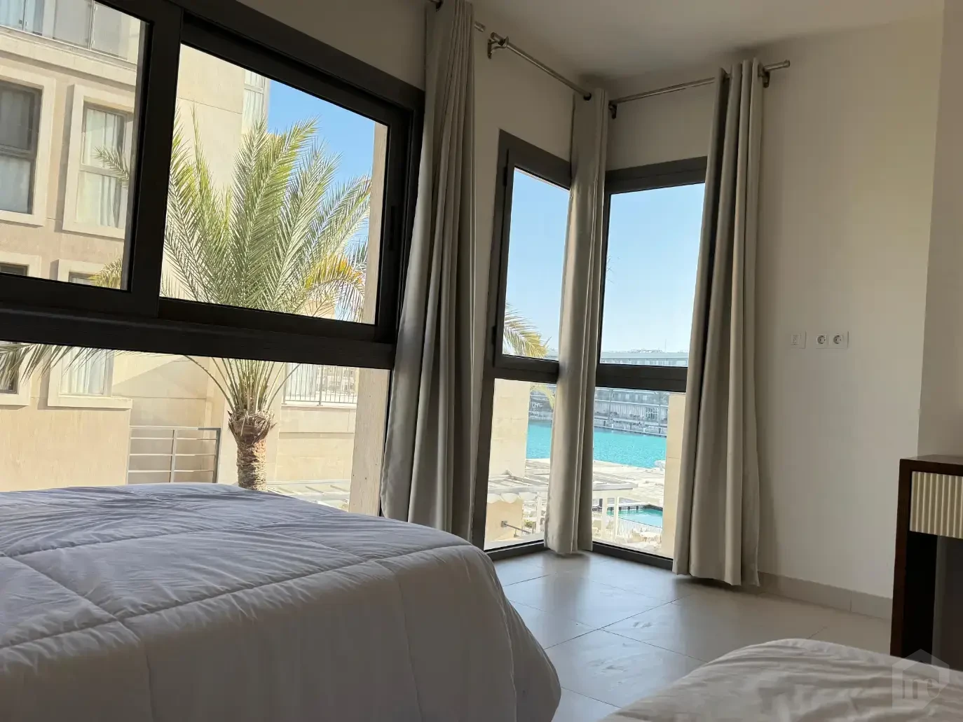 شاليه نادر للبيع في مراسي بإطلالة على المارينا والبحر