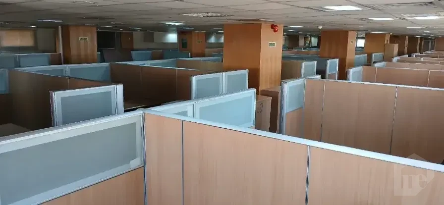 مبنى تجاري وإداري للإيجار بالتجمع الخامس على الطريق الدائري